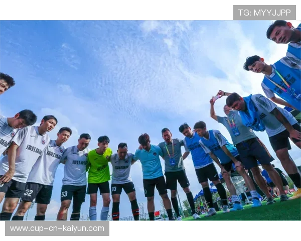 冠军球队球员参与社区环保活动树立良好形象，社区足球队