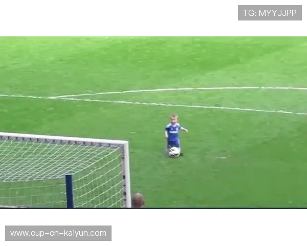 尤文青训守门员:小将学习门线站位与反应扑救 尤文青训守门员:小将学习门线站位与反应扑救